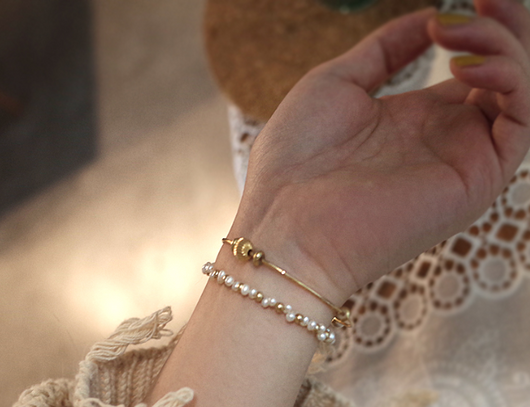 Pulsera Dorada con Bolsita Tejida de Perlas Naturales y Diseño Estelar - Image 5
