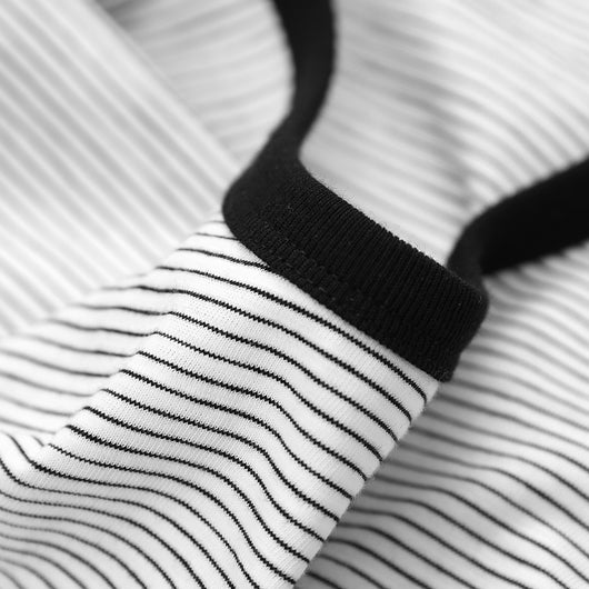 Playera de Rayas Blancas y Negras con Estampado de Letras - Image 2