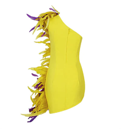 Vestido de Noche Elegante con Plumas y Espalda Descubierta - Image 8