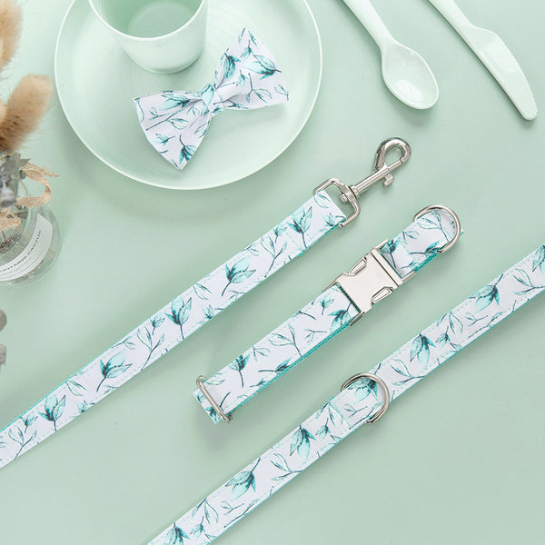 Collar y Correa para Perro Ajustable con Estampado de Hojas y Moño Personalizable