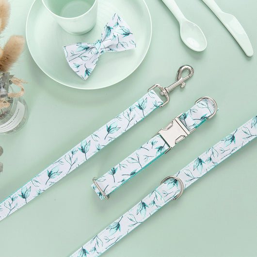 Collar y Correa para Perro Ajustable con Estampado de Hojas y Moño Personalizable - Image 2