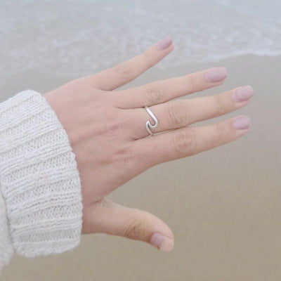 Anillo de Pareja Ondulado Brillante - Diseño Geométrico Minimalista - Image 4