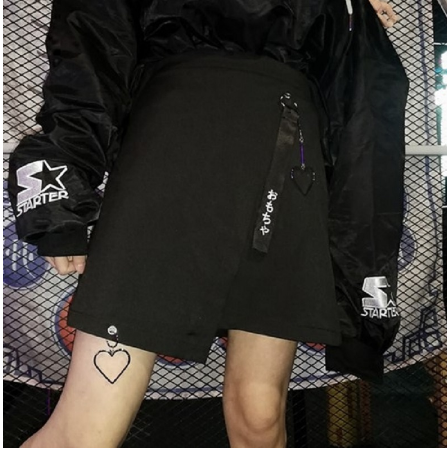 Falda Japonesa Harajuku Cintura Alta con Corazones y Cinta - Estilo Dark