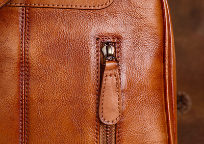 Mochila Vintage de Cuero con Doble Compartimento y Grabado Artesanal - Image 12
