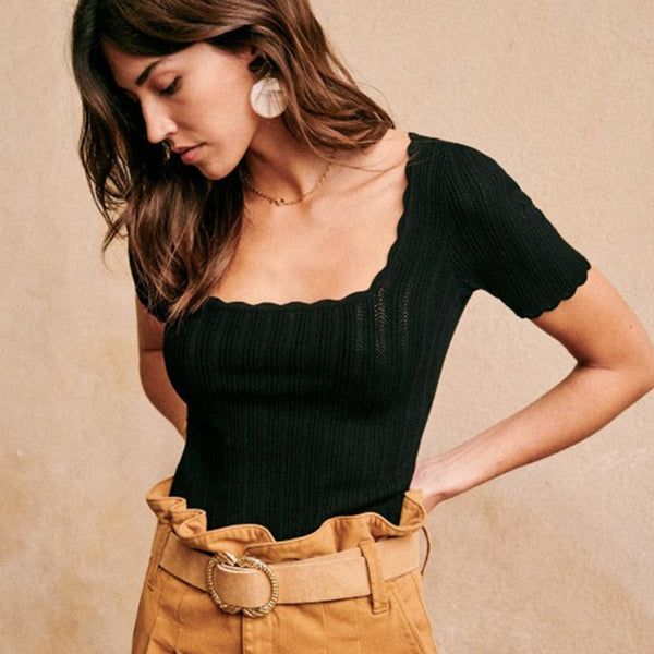 Blusa Tejida con Cuello de Pétalos y Manga Corta