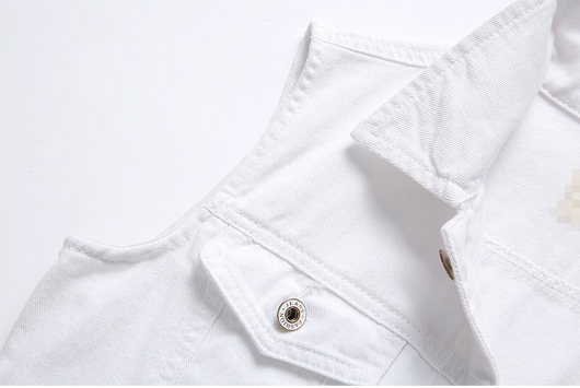 Chaleco Denim Blanco con Bolsillos y Detalles Rotos - Image 3
