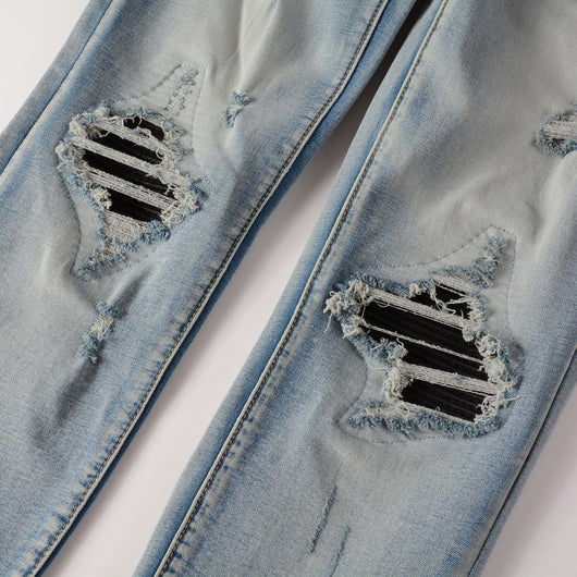 Jeans Azul Claro Rotos con Parches de Cuero Negro para Hombre - Image 4