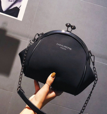 Bolso de Hombro Joker con Cadena Dorada - Image 5