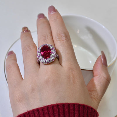 Anillo Oval con Rubí Central y Diamantes Engarzados - Image 4