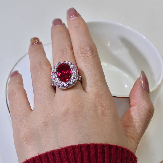 Anillo Oval con Rubí Central y Diamantes Engarzados - Image 4