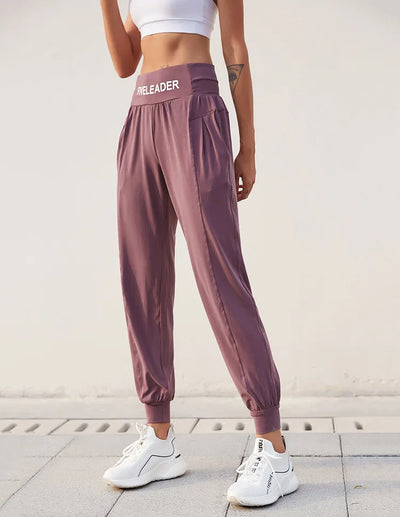 Pantalones deportivos con cintura ajustable y lettering - Image 18