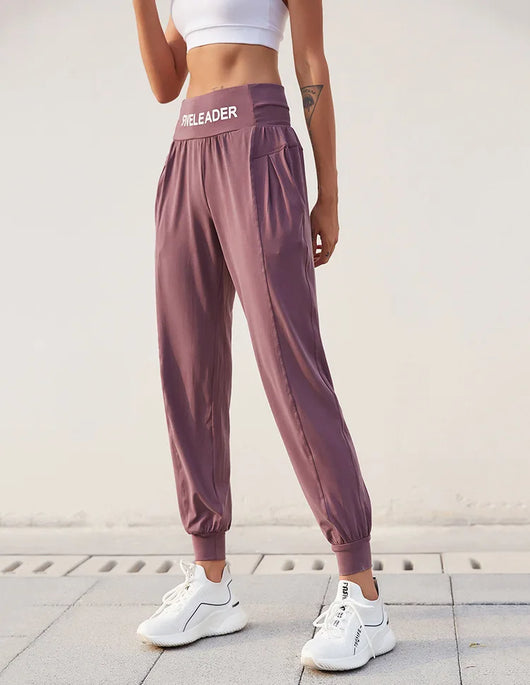 Pantalones deportivos con cintura ajustable y lettering - Image 18