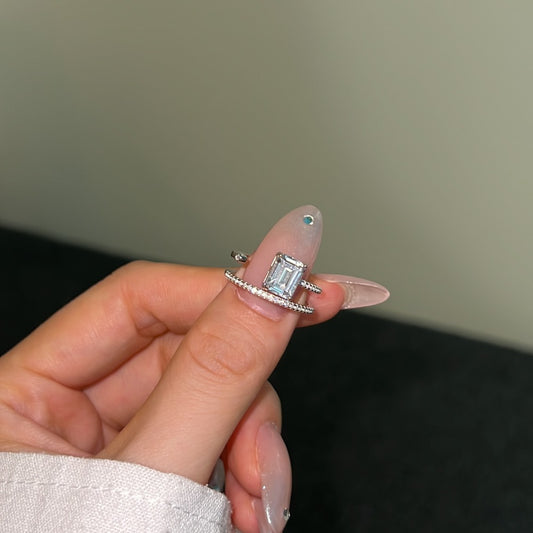Anillo de Plata 925 con Zirconia Rectangular y Detalles Biselados