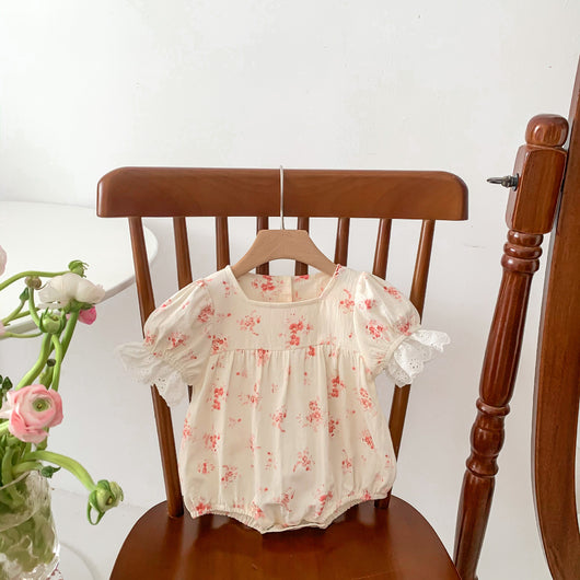 Jumpsuit Corto de Encaje Floral Estilo Europeo con Escote Triangular - Image 8