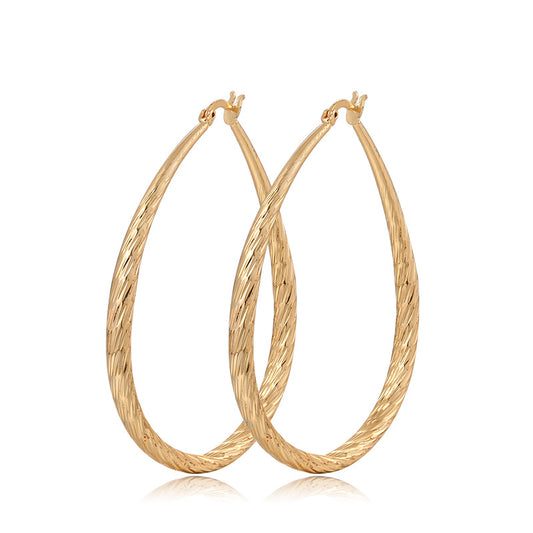 Aretes Dorados en Gota con Textura y Acabado Mate