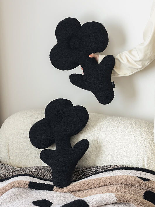 Almohada Decorativa Oso Peluche Negro con Flor para Sofá y Cama - Image 4