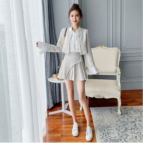 Conjunto Elegante de Chaqueta Tweed y Blusa Plisada para Mujer - Image 4