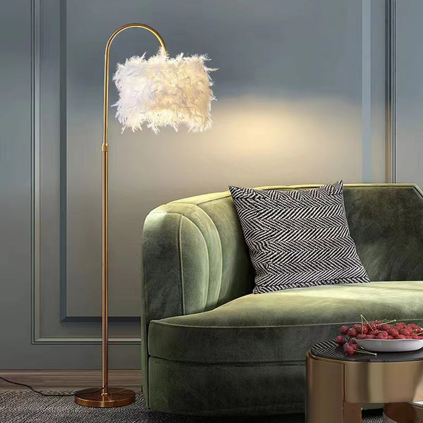 Lámpara de Piso Curva Decorativa LED con Plumas Blancas y Detalles Dorados