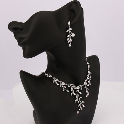 Collar Minimalista con Rama y Circonita - Diseño Europeo y Americano