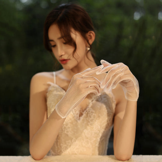 Guantes Cortos de Seda Negra - Elegancia y Sofisticación - Image 2