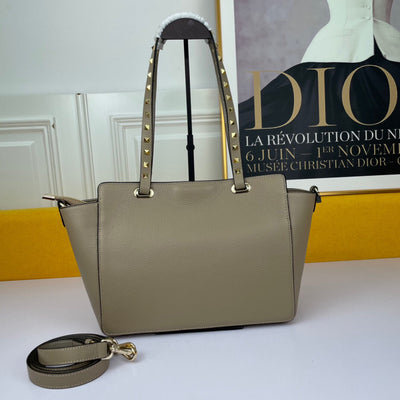 Bolsa de Compras Cuero Texturizado con Cierre Triangular y Remaches - Image 8