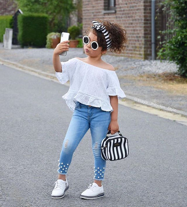Blusa infantil de algodón con cuello y mangas de encaje