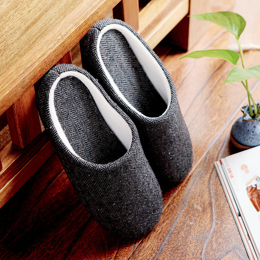 Pantuflas Cálidas de Algodón Negro para Hombre - Antideslizantes y Cómodas - Image 4