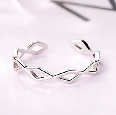 Anillo Geométrico Hueco de Bordes Finos