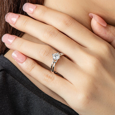 Anillo de Moissanita de 1 Quilate con Diseño de Mariposa de Cuatro Puntas Retorcidas - Image 8