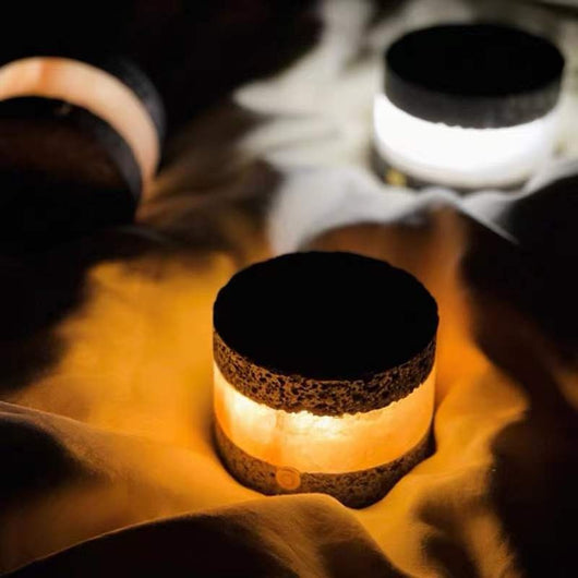Lámpara Nocturna LED con Carga por Inducción y Diseño en Piedra Volcánica - Image 3