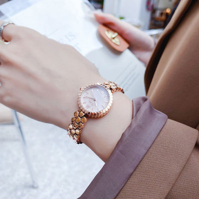 Reloj de Cuarzo Dorado Rosa Elegante y Compacto - Image 3