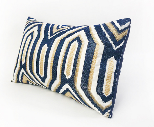 Almohada Azul Oscuro con Diseño Arqueado - Image 4