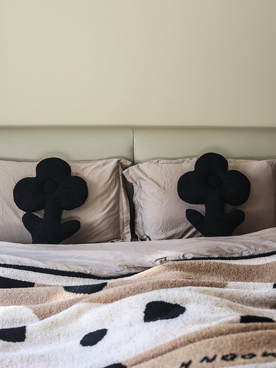 Almohada Decorativa Oso Peluche Negro con Flor para Sofá y Cama - Image 9