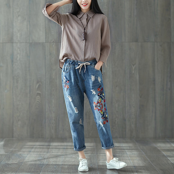 Jeans Cropped Rotos con Bordado Artístico y Cintura Elástica