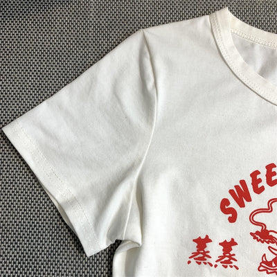 Playera Estampada Ajustada con Cintura Descubierta y Detalle de Jaula - Image 7