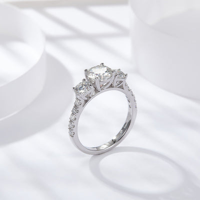 Anillo de Mujer en Oro 18K con Moissanita Engarzada