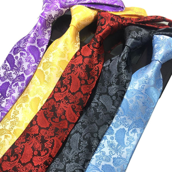 Traje de Tres Piezas con Corbata a Juego