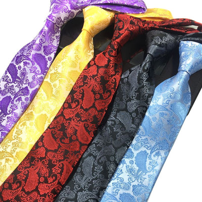 Traje de Tres Piezas con Corbata a Juego - Image 2