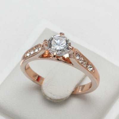 Anillo de Compromiso Minimalista en Oro Rosado con Circonia Cúbica - Image 2