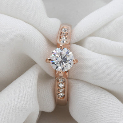 Anillo de Compromiso Minimalista en Oro Rosado con Circonia Cúbica - Image 3