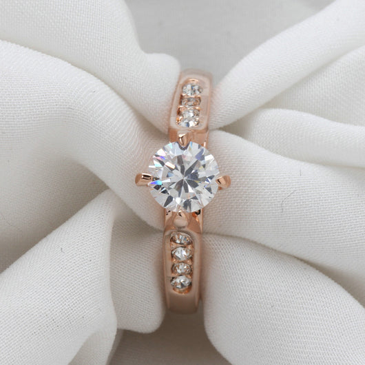 Anillo de Compromiso Minimalista en Oro Rosado con Circonia Cúbica - Image 3