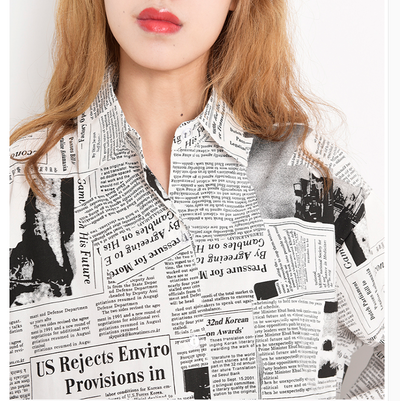 Camisa Suelta Estampado Periódico Largo - Image 5
