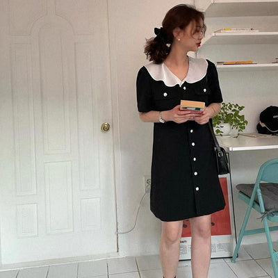 Vestido Elegante con Cuello Contrastado y Detalle de Perlas