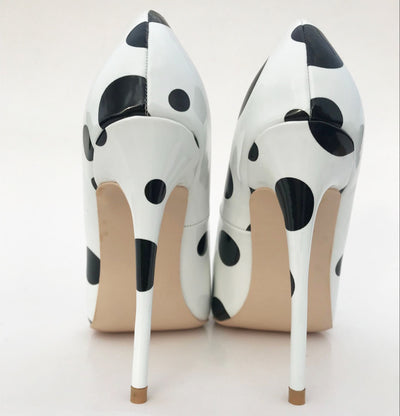 Tacones Altos con Diseño Geométrico Blanco y Negro - Puntos y Ondas - Image 5