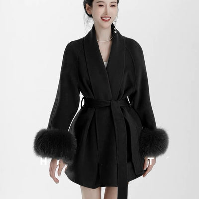 Abrigo Corto Elegante de Cashmira Reversible con Cuello de Zorro Negro - Image 3