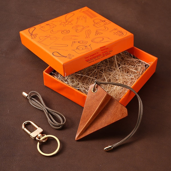Adorno para Auto de Cuero Genuino - Avión de Papel Artesanal Personalizado