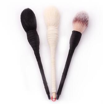 Brocha de Maquillaje Profesional con Cerdas de Lana de Cabra y Mango de Ratán - Image 2
