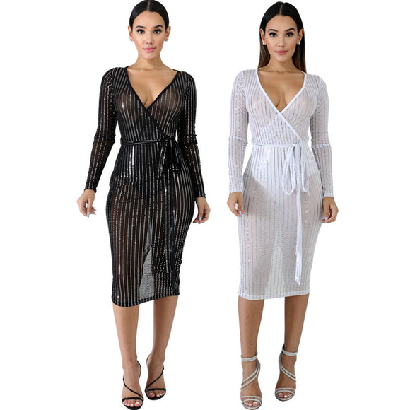 Vestido Escote Profundo con Detalles Perforados