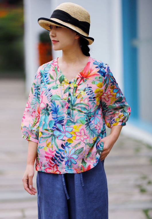 Blusa Literaria de Algodón y Lino con Cuello en V para Viajeras - Image 8