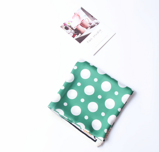 Pañuelo de Seda Cuadrado para Cuello y Cabello con Estampado de Puntos - Image 2